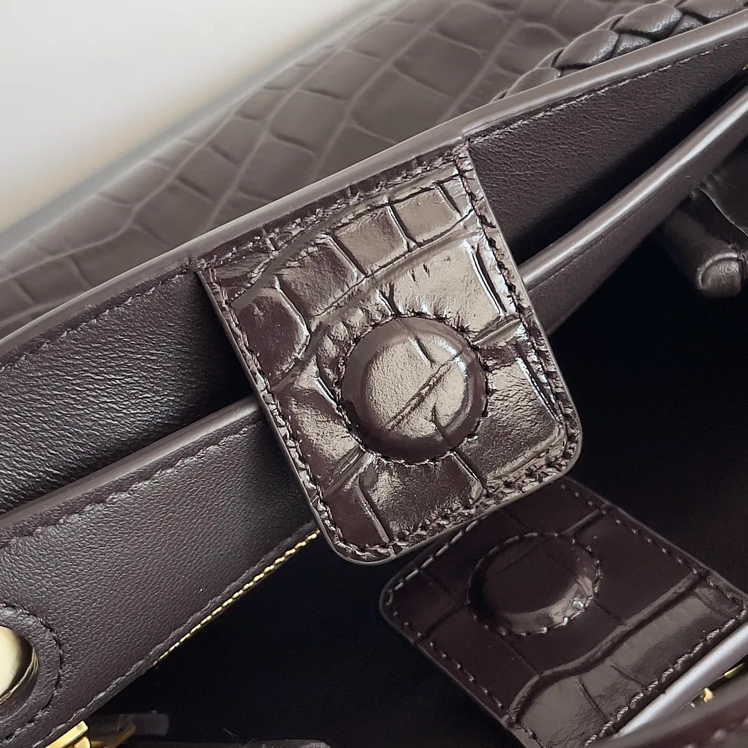 Batch 2880 BOTTEGA VENETA new women's crocodile leather ANDIAMO is shipped! ! ! As a classic model of the BV family, each innovation brings different surprises to fans. There are three ways to carry it with different makeup. Crocodile skin is called the gold in leather and is famous for its top luxury and rarity. During use, the luster of the crocodile skin will not fade or fade with time. No matter how long it is used, it will still remain new. And because each crocodile skin is different, the effect of each crocodile leather bag is different. Style number: 777614 Size: 22*9*15.5cm